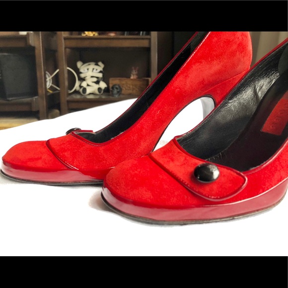 Auth- Marc Jacobs red sued pump with button detail - Picture 7 of 8